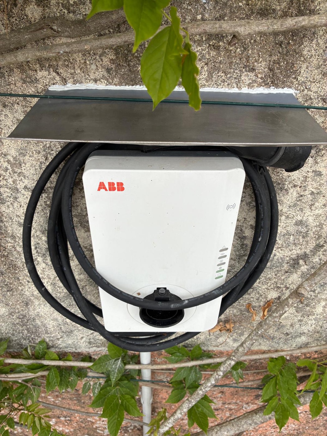 Borne de recharge ABB Terra AC installée à Casa Outeiro 99, prise Type 2 et câble de 5 mètres